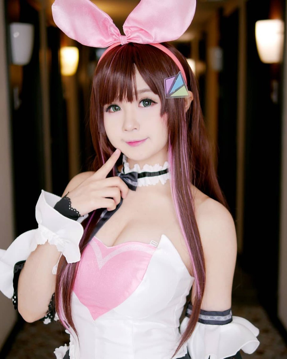 Kizuna Ai Cosplay