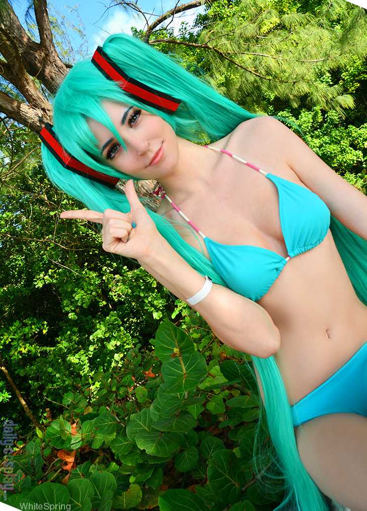 Ecchi Hatsune Miku Cosplay 