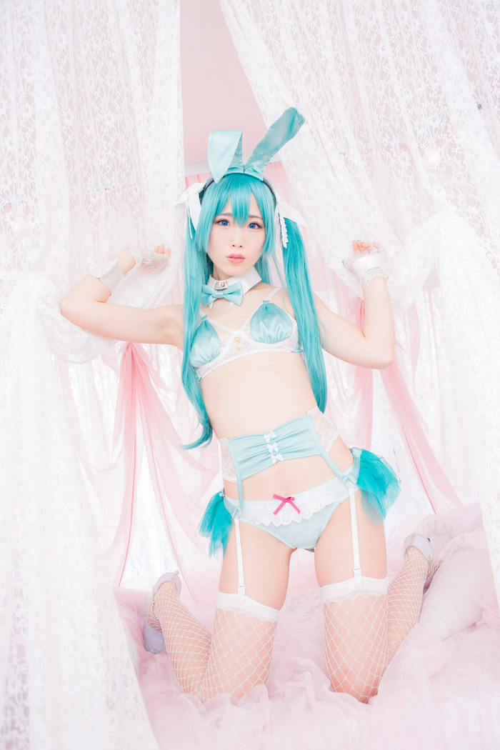 Ecchi Hatsune Miku Cosplay 