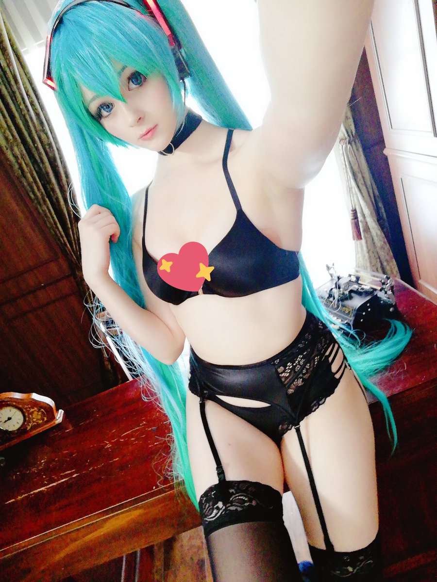 Ecchi Hatsune Miku Cosplay 