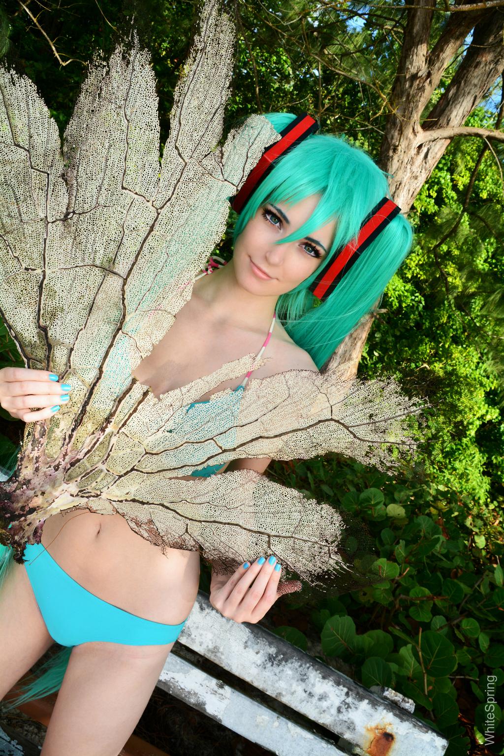 Ecchi Hatsune Miku Cosplay 