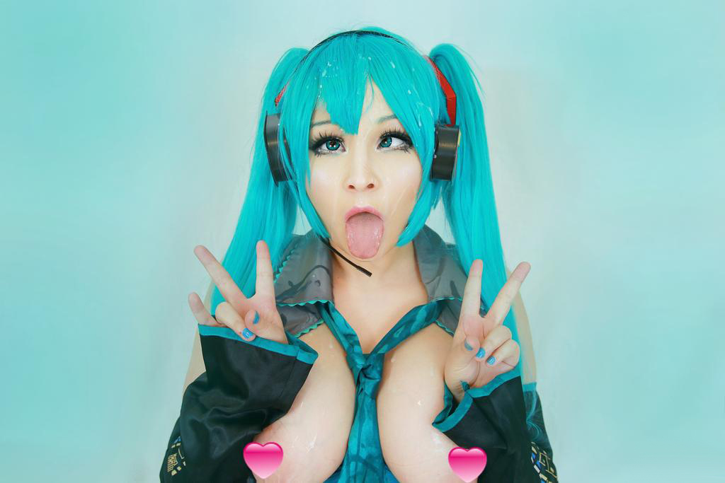 Ecchi Hatsune Miku Cosplay 